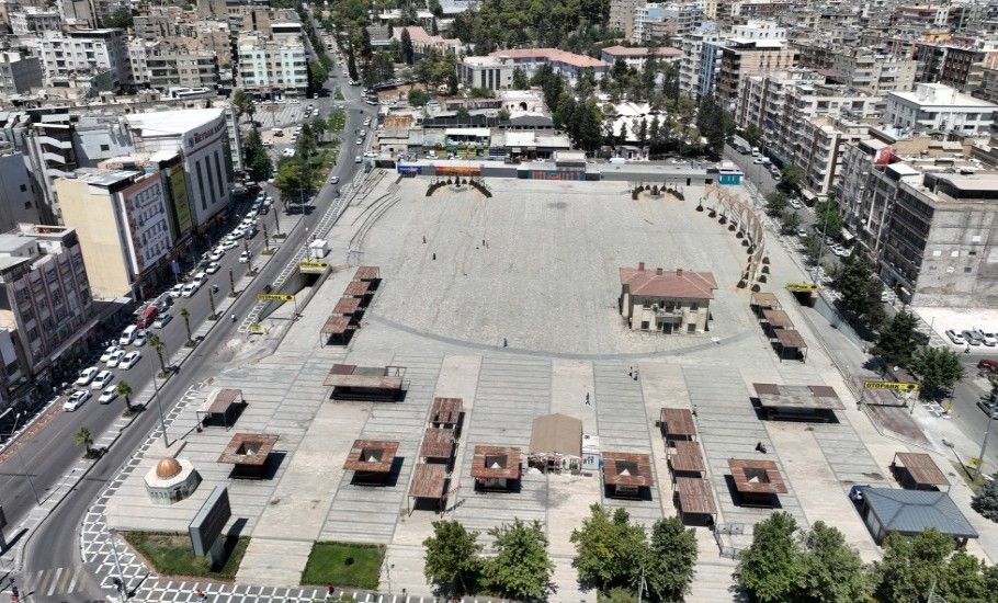 BÜYÜKŞEHİR BELEDİYESİ’NDEN TOPÇU VE RABİA MEYDANLARI’NA ESTETİK DOKUNUŞ