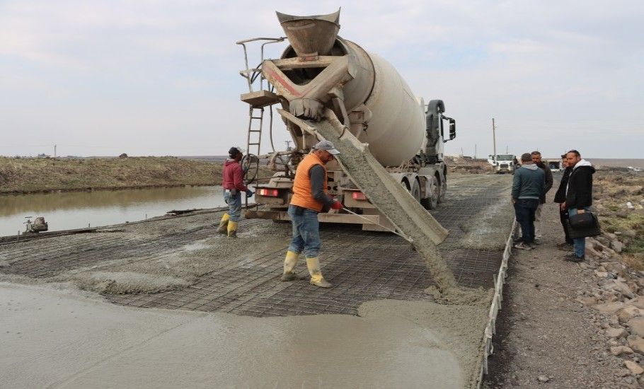 BÜYÜKŞEHİR, SİVEREK’TE BETON YOL ATAĞINI SÜRDÜRÜYOR