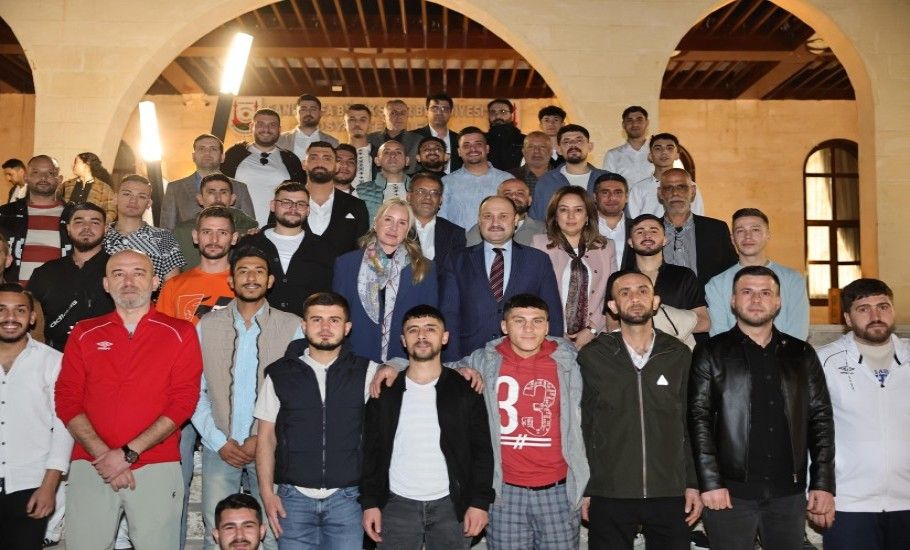 BAŞKAN GÜLPINAR, BAĞIMLILIKLA MÜCADELEYİ KAZANAN GENÇLERLE İFTARDA BULUŞTU