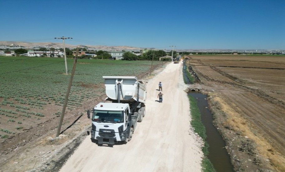 BÜYÜKŞEHİR, EYYÜBİYE’DE KIRSAL MAHALLE YOLLARINI YENİLİYOR