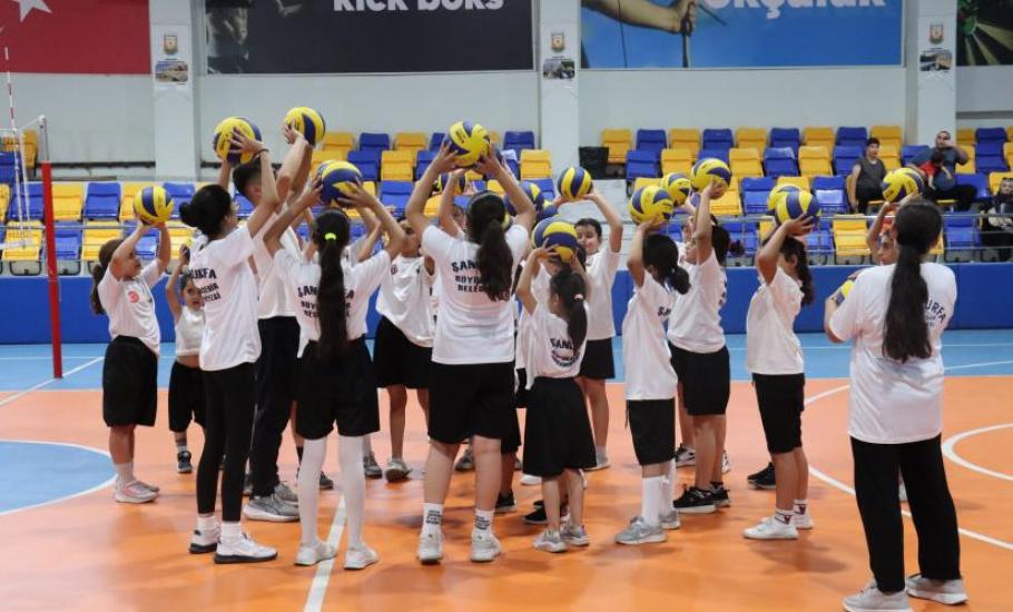 KIZ ÇOCUKLARINDAN VOLEYBOL KURSUNA YOĞUN İLGİ