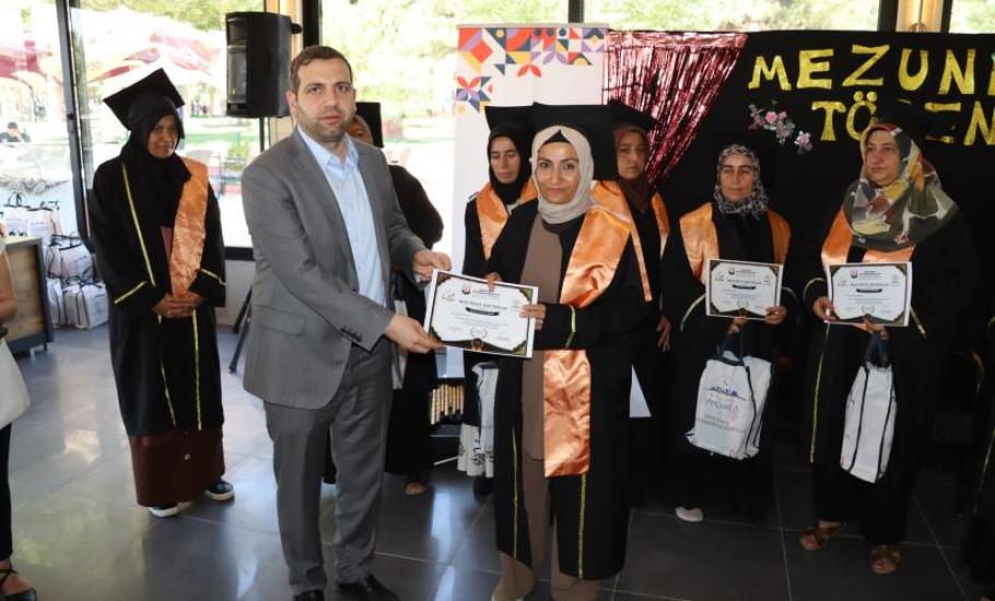 OKUMA YAZMA ÖĞRENEN ANNELER MEZUNİYET SEVİNCİ YAŞADI