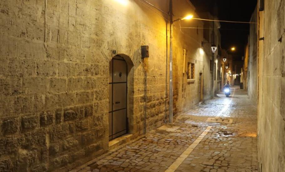 TARİHİ SOKAKLAR URFA GECELERİNE RENK KATIYOR
