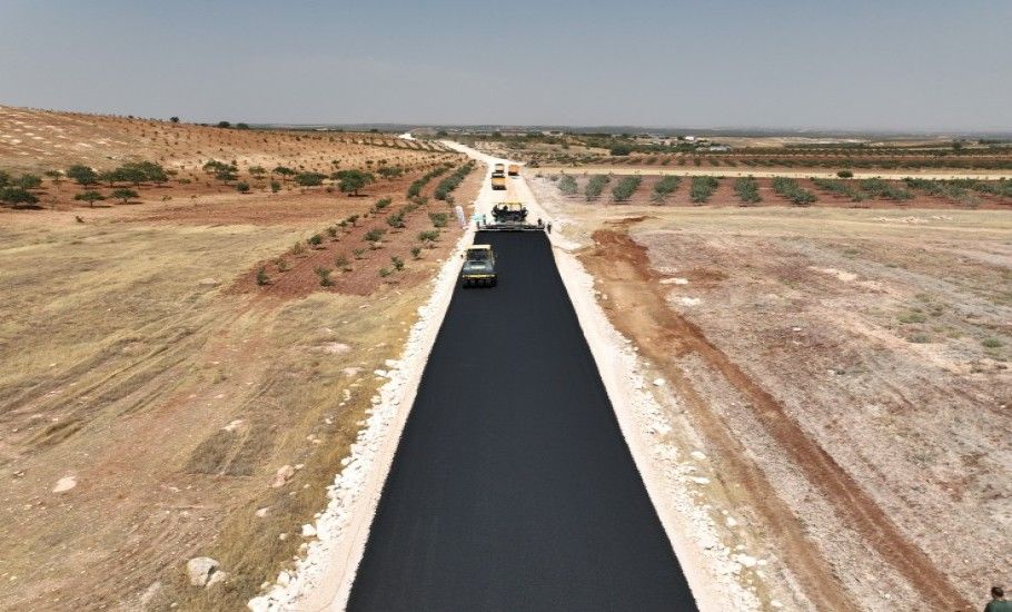 BİRECİK'İN EN BÜYÜK MAHALLERİNDEN KURAL'A SICAK ASFALT YAPILIYOR