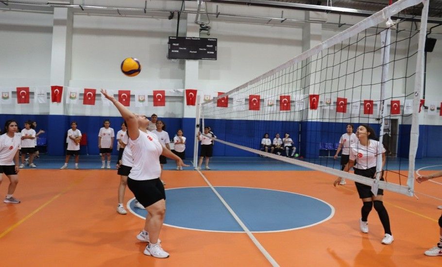 KIZ ÇOCUKLARINDAN VOLEYBOL KURSUNA YOĞUN İLGİ