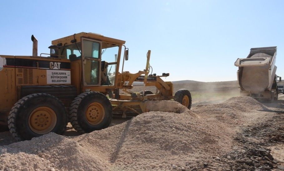 BÜYÜKŞEHİR, KIRSALDA BOZUK YOL BIRAKMIYOR