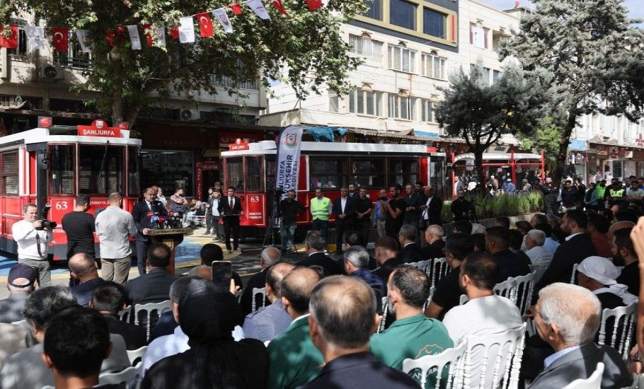 DİVANYOLU TRAFİĞE KAPATILDI, NOSTALJİK TRAMVAY HİZMETE GİRDİ