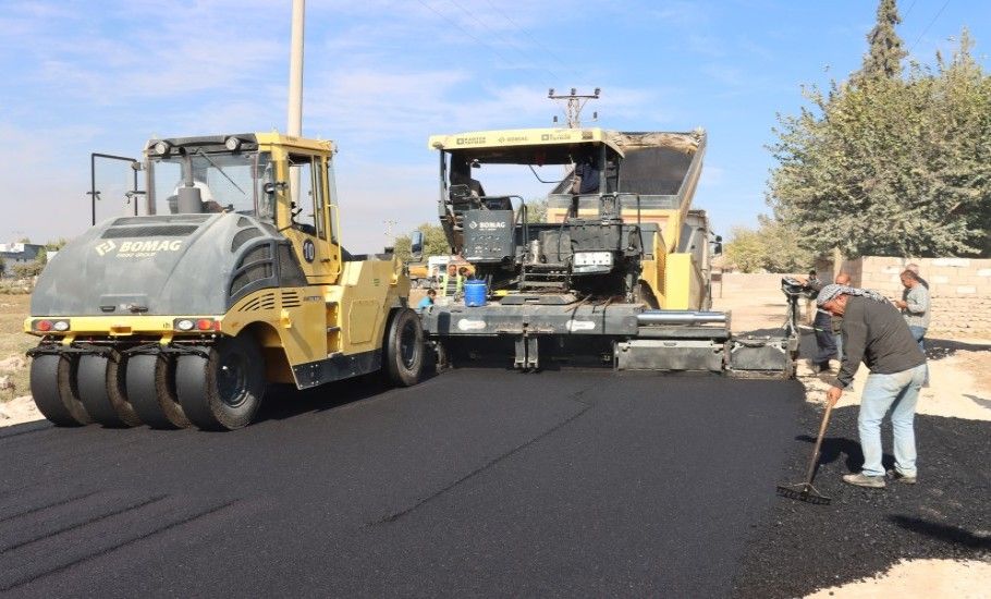 BÜYÜKŞEHİR, İMAM BAKIR TÜRBESİ YOLUNU SICAK ASFALTLA YENİLEDİ