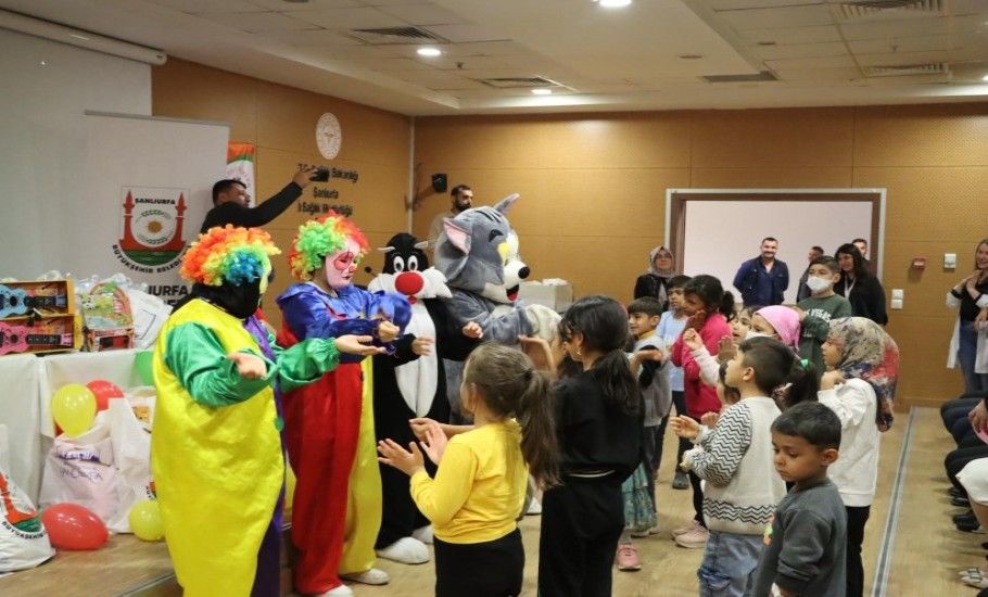 BÜYÜKŞEHİR BELEDİYESİ, LÖSEMİLİ MİNİK HASTALARI SEVİNDİRDİ