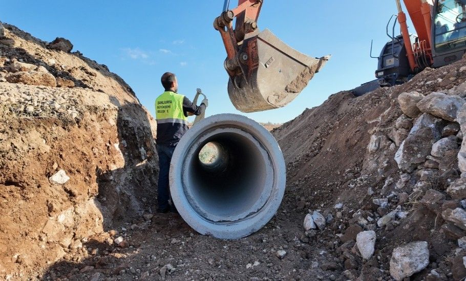 BOZOVA’DA DEFORME OLAN YOL YENİLENİYOR