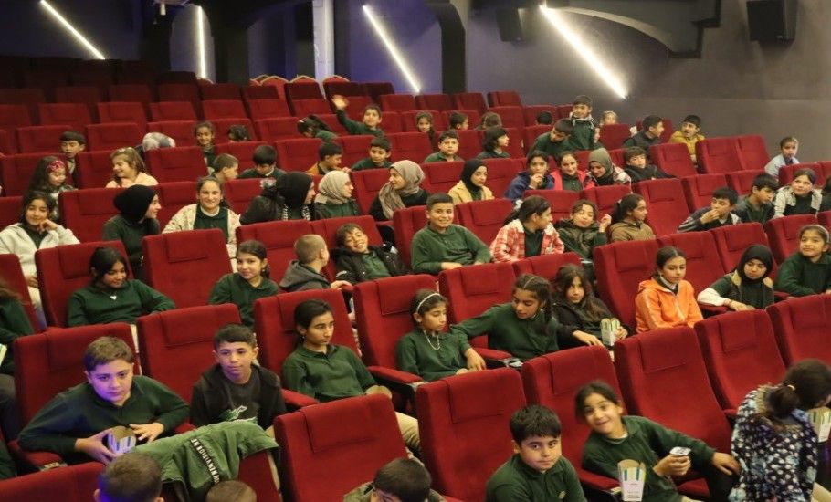 BÜYÜKŞEHİR’DEN ÖĞRENCİLERE SİNEMA KEYFİ Şanlıurfa Büyükşehir Belediyesi ve İz Bırakanlar Cemiyeti işbirliğiyle gerçekleştirilen