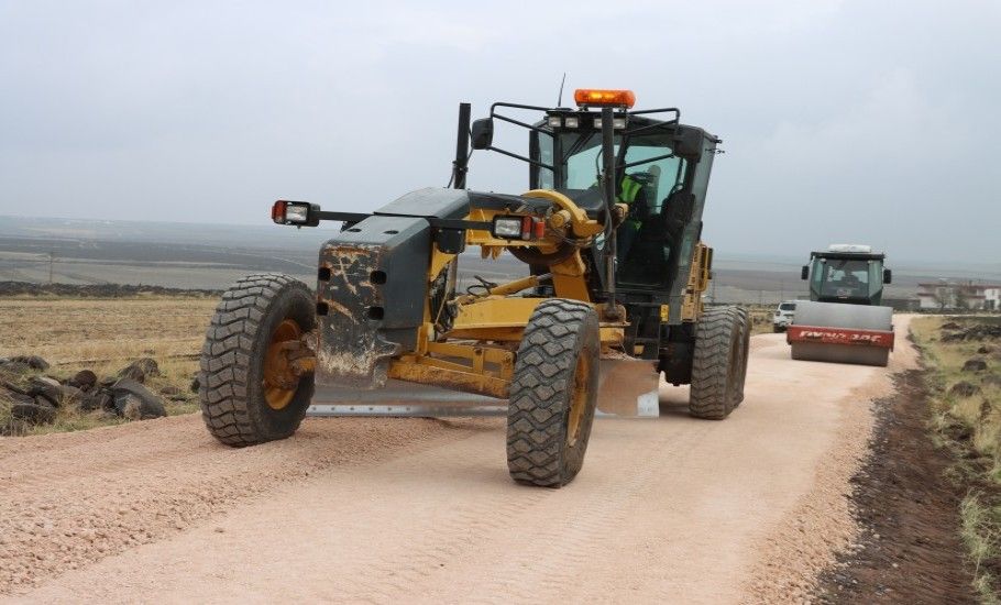 BÜYÜKŞEHİR, SİVEREK KIRSALINDA YOL SEFERBERLİĞİNİ SÜRDÜRÜYOR