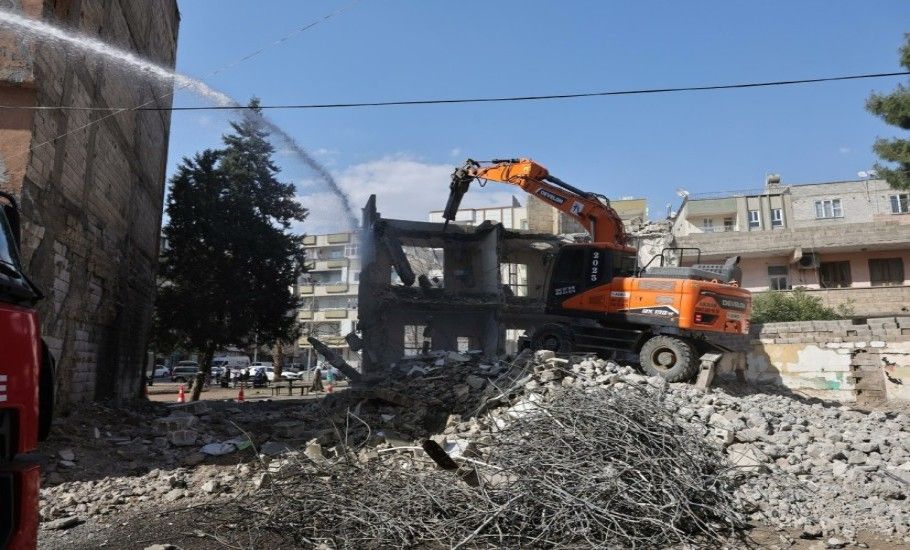 BÜYÜKŞEHİR, 25 METRELİK YOL PROJESİ İÇİN 59 BAĞIMSIZ YAPININ YIKIMINI TAMAMLADI