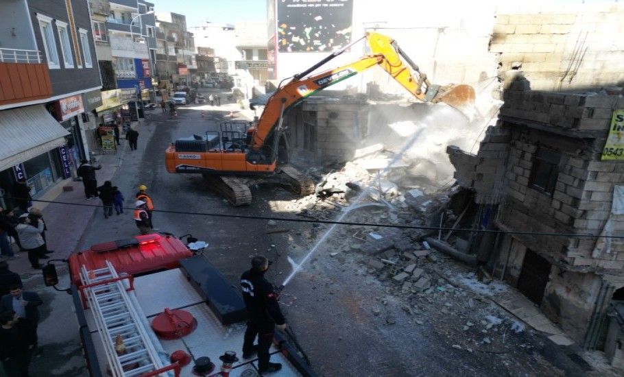 SSK CADDESİ’NDE YOLU GENİŞLETMEK İÇİN YIKIM ÇALIŞMALARI SÜRÜYOR