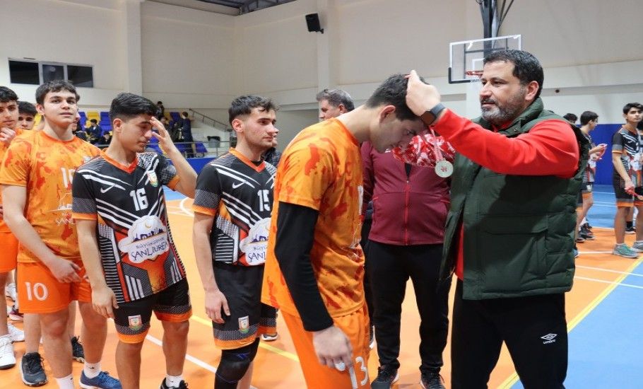 BÜYÜKŞEHİR YILDIZ ERKEKLER VOLEYBOL B TAKIMI ŞAMPİYON OLDU
