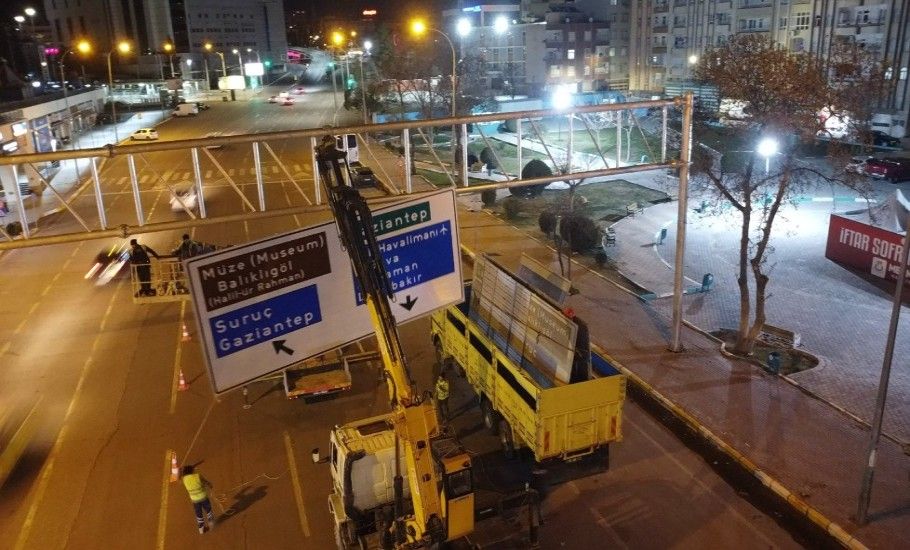 ŞANLIURFA’DA BAŞ ÜSTÜ YÖNLENDİRME LEVHALARI ARTIRILIYOR