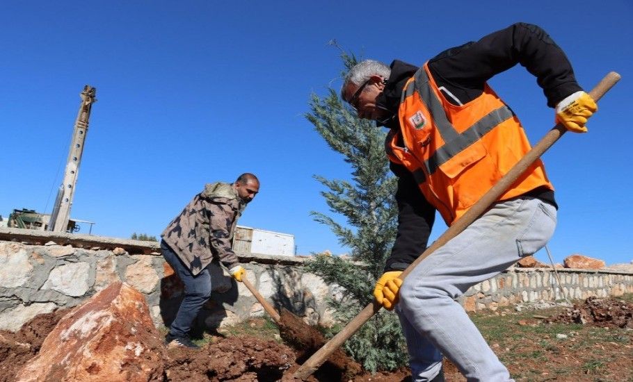 YUKARIGÖKLÜ KENT PARKI YEŞİLE BÜRÜNÜYOR