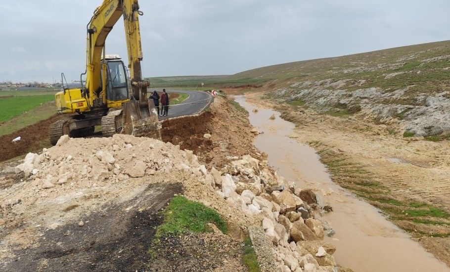 BÜYÜKŞEHİR EKİPLERİ, SELİN ZARARINI GİDERMEK İÇİN SAHADA