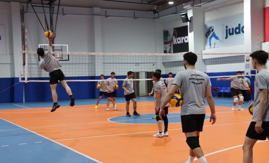 BÜYÜKŞEHİR BELEDİYESİ GENÇ ERKEKLER VOLEYBOL TAKIMI ÇEYREK FİNALLERE HAZIRLANIYOR