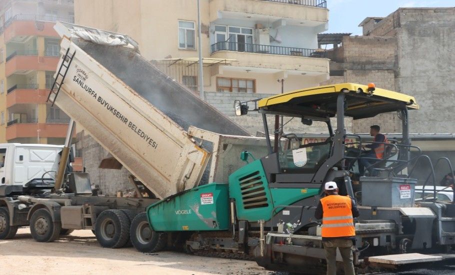 ŞANLIURFA’DA 25 METRELİK YOL PROJESİNDE ASFALT ÇALIŞMALARI BAŞLADI