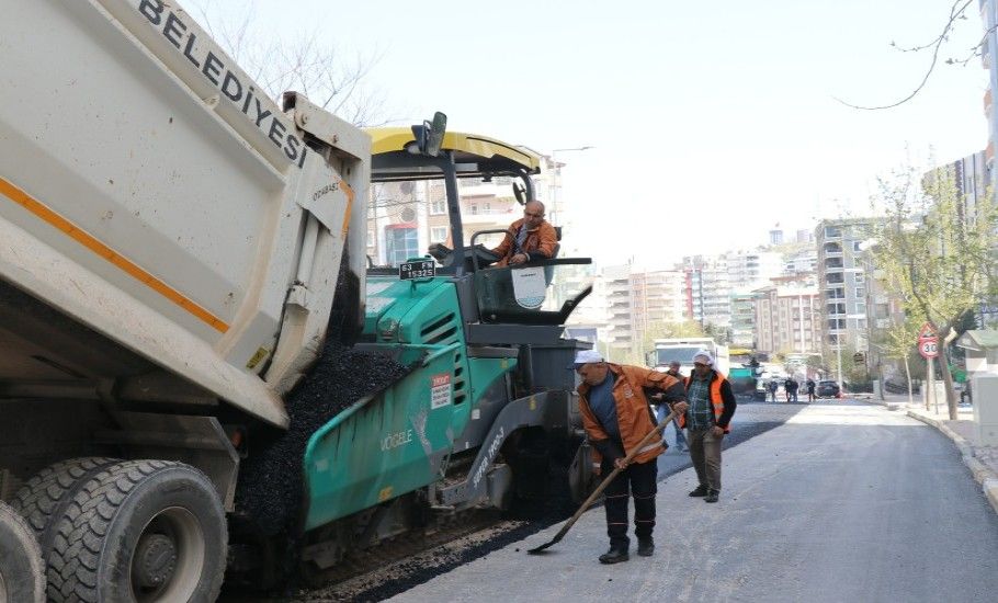 ŞANLIURFA BÜYÜKŞEHİR BELEDİYESİ’NDEN KARAKÖPRÜ’DE YOĞUN ASFALT MESAİSİ